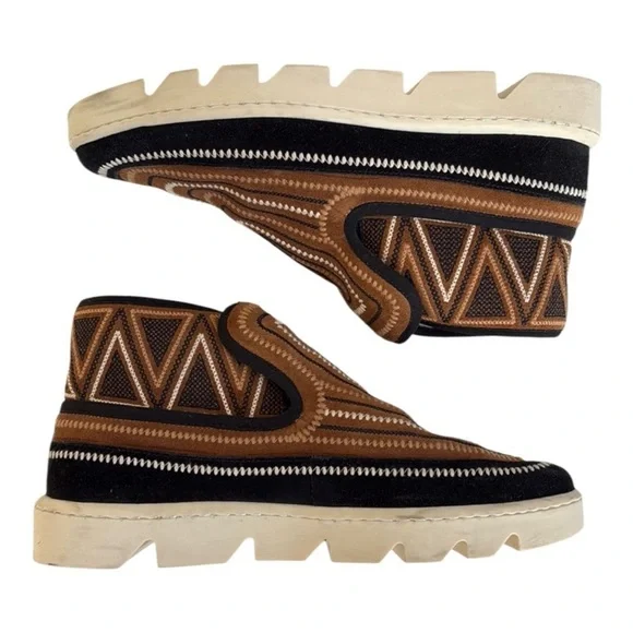 Bernardo Leather and Sheepskin Drea
Embroidered Booties Brown Black Size 7 EUC - Picture 2 of 9